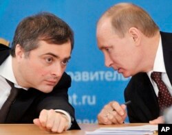 Архівне фото: Владислав Сурков (ліворуч) і тодішній прем'єр-міністр Росії Володимир Путін