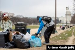 Волонтер збирає сміття біля Капітолію у Вашингтоні