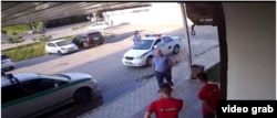 Скриншот видео драки, произошедшей в микрорайоне Джал города Бишкека.