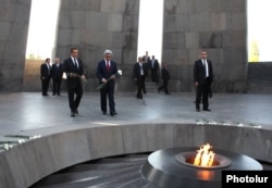 Armenia - French President Nicolas Sarkozy and his Armenian counterpart Serzh Sarkisian lay flowers at the Armenian Genocide Memorial in Yerevan, 06Oct2011.