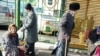 Пожилые люди на автобусной остановке в Туркменистане