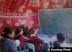 Дети Токтогульского района, обучающиеся в юртах.