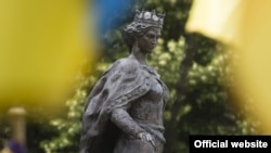 Пам’ятник королеві Франції Анні Ярославні, дочці правителя періоду України-Русі, Київського князя Ярослава Мудрого. Франція, місто Санліс, 26 червня 2017 року. Анна Ярославна була королевою Франції у період 1051–1060 рокі