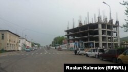Строительство дома в Джалал-Абадк, которое ведется согласно закону.