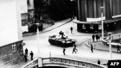 Танк едет по улицам Праги в период подавления Пражской весны, 1968 год.