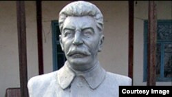 Нимпайкараи Иосиф Сталин дар деҳаи Пӯлодони шаҳри Конибодом