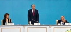 Касим-Жомат Токаєв (в центрі), Нурсултан Назарбаєв та Даріга Назарбаєва під час з’їзду правлячої в Казахстані партії «Нур-Отан». Нур-Султан, 23 квітня 2020 року