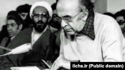 هادی غفاری در کنار هویدا در جلسه دادگاهش