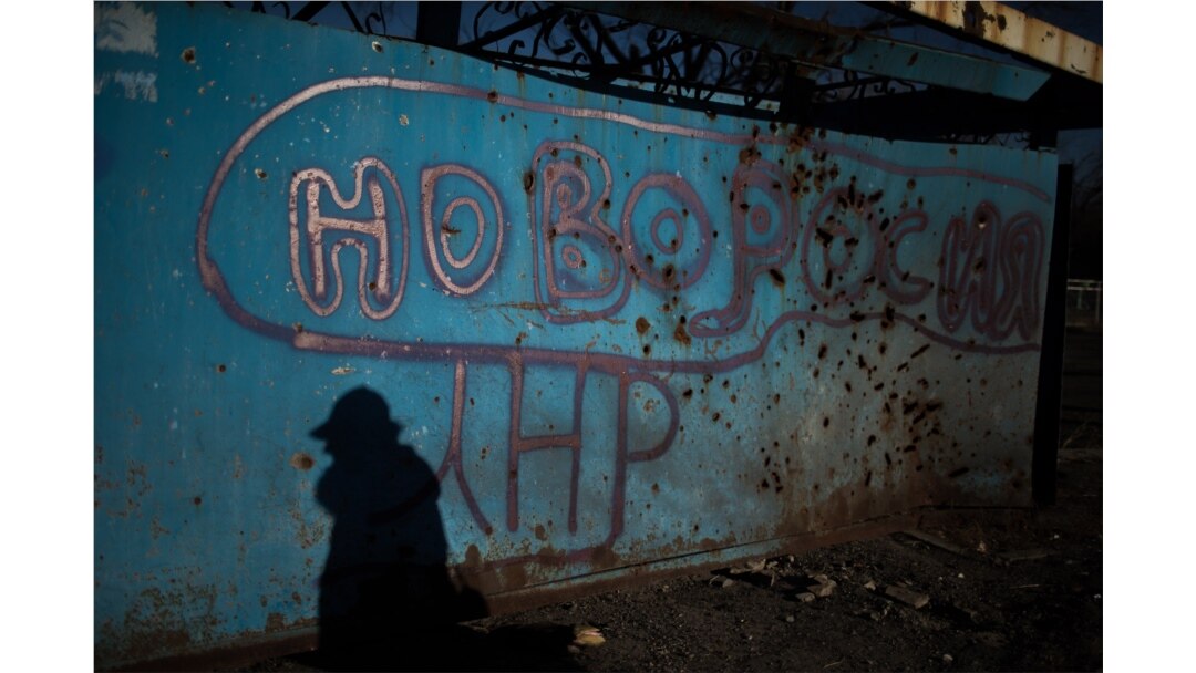Луганск, на автобусной остановке