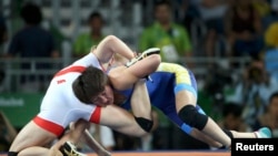 Айсулуу Тыныбекова и финнская спортсменка Петра Олли