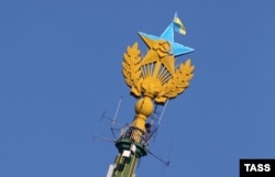 Радянська зірка перемальована в українські кольори та український прапор на будівлі сталінської висотки розташованої на Котельницькій набережній. Москва, 20 серпня 2014 року