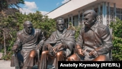 Памятник «Большой тройке» в Ливадийском парке, Ялта, архивное фото