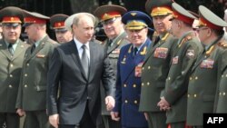 Владимир Путин идет вдоль шеренги генералов. Москва, 22 июня 2012 года.