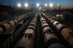 Нефтяные цистерны на железной дороге в Омске. Россия, 1 мая 2020 года.