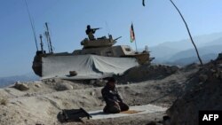يو افغان سرتیری په اچين کې د لمانځه پر مهال