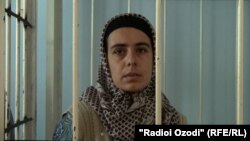 Парвина Абдуллоева, сокини ноҳияи Ёвон, худро бо се фарзанди ноболиғаш – Оминаи 5-сола, Маҳинаи 6-сола ва Зиёвиддини 7-сола – рӯзи 5 июли соли 2015 дар дарёи Душанбе партофта ва дар натиҷа кӯдакон фавтида ва худаш зинда монд. Додгоҳ рӯзи 9 октябри соли гузашта Парвина Абдуллоеваро бар асоси “куштори огаҳонаи ду ё зиёда аз он” барои 18 сол равонаи зиндон кард.