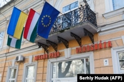 У Берегові, на українському Закарпатті, де значну частку населення складають угорці за національністю, червоно-біло-зелений прапор сусідньої Угорщини вивішують просто над міськрадою. Берегове, 15 листопада 2017 року