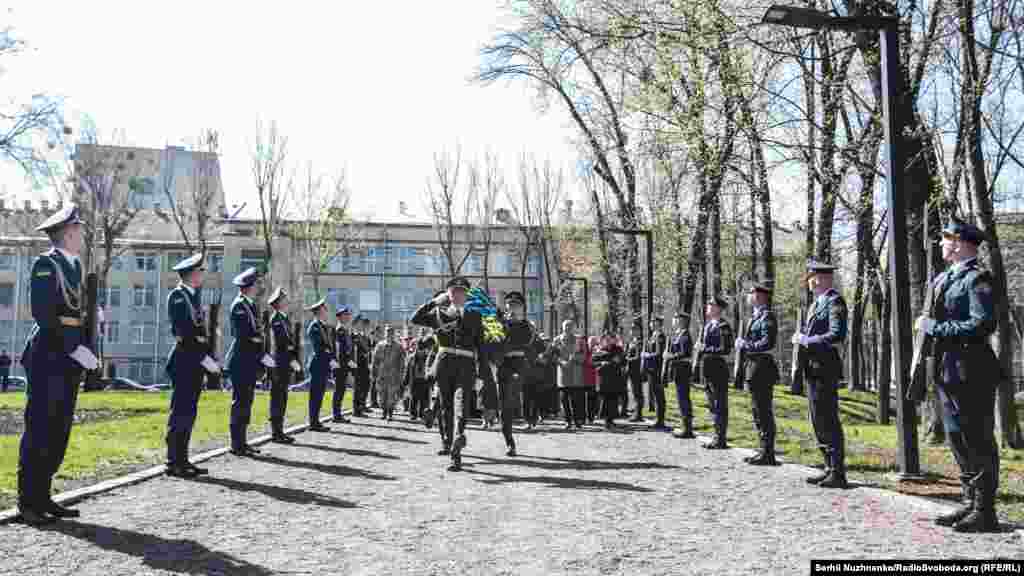 11 квітня світова спільнота відзначає Міжнародний день визволення в’язнів фашистських таборів. У цей день у 1945 році американські війська увійшли на територію Бухенвальда – найбільшого концентраційного табору