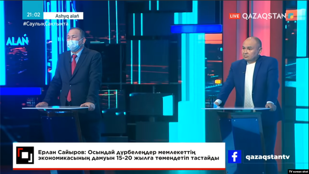 Политолог Ерлан Саиров (справа) в телеэфире сказал, что нестабильность в Кыргызстане может отбросить страну на 15–20 лет назад.