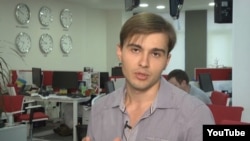 Евгений Агарков в студии телеканала "2+2"