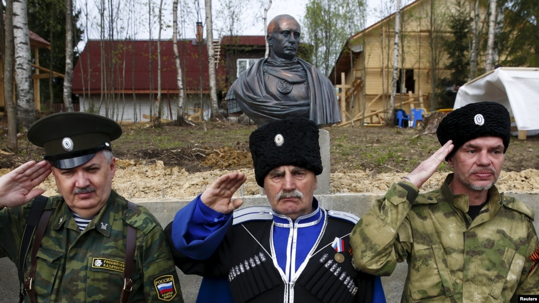 Козаки під час церемонії відкриття бюста президента Росії Володимира Путіна в Ленінградській області. 16 травня 2015 року