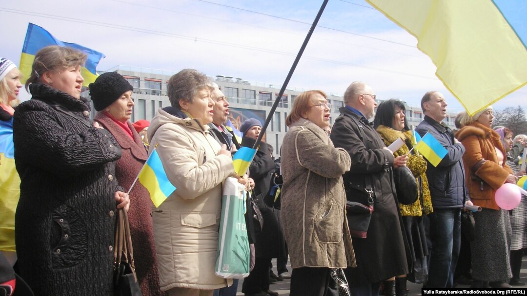 Жителі Дніпра на віче співають гімн України, весна 2014 року