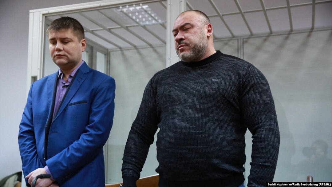 Юрій Крисін (справа) і його захисник. Оголошення вироку у справі про напад на журналіста газети «Вєсті» В’ячеслава Веремія, 22 грудня 2017 року