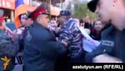 Հրմշտոցը ոստիկանների և ցուցարարների միջև, Վանաձոր, 4-ը նոյեմբերի, 2015թ․