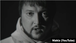 Вакаліст гурту Nizkiz Аляксандар Ільін. Кадар з музычнага відэа «Блізка»