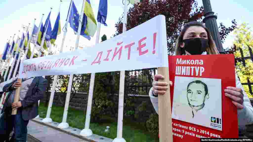 Микола Шиптур жив у Івано-Франківську, але з розвитком протестів у Києві приїхав на Майдан, брав участь у демонстраціях, охороняв КМДА. У березні 2014-го він разом із трьома іншими євромайданівцями поїхав до Криму на підтримку мирних проукраїнських акцій до 200-ліття з дня народження Тараса Шевченка. За російського версією слідства, 26 лютого 2014 року Шиптур знайшов на майдані Незалежності в Києві пістолет марки «Макарова» і з ним вирушив до Криму ‒ нібито перешкоджати «волевиявленню» кримчан на «референдумі». У травні 2015 року підконтрольний Кремлю суд у Севастополі засудив його до 10 років позбавлення волі. Після апеляції термін ув'язнення зменшили до 9 років. МЗС України включив Миколу Шиптура у список українських громадян, яких російська влада незаконно утримує в Криму