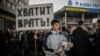 Miting Aqmescit merkezinde &quot;Passaj&quot; Tıcaret Merkiziniñ ögünde keçecek edi. Binanıñ divarında Kyivden Ukraina prezidenti Viktor Yüşçenkonıñ çıqışını büyük ekranda yayınlamağa niyetlene ediler. Amma biraz evelce bu yerni yüzge yaqın Qırımdaki Ukraina Kommustler Partiyasınıñ tarafdarları, &quot;Qırım sovet zabitleriniñ birligi&quot; ve &quot;Qırım komsomolcıları&quot; teşkilâtlarınıñ vekilleri qaplap aldı. Olar megafon ve &quot;Yalan aytmağa yeter!&quot; yazısını ketirdi. Alıp qoyulğan taşnı yerine qaytarmağance, olar miting keçirmesine imkân bermezler dep beyan ettiler.&nbsp;