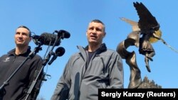 Мер Києва і колишній чемпіон з боксу у важкій вазі Віталій Кличко (праворуч) та його брат Володимир під час пресконференції щодо масштабного вторгнення Росії до України. Київ, 23 березня 2022 року