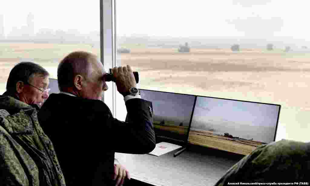 Владимир Путин наблюдает за маневрами в Оренбургской области. Учения заканчиваются нанесением &laquo;массированного огневого удара для разгрома противостоящего условного противника&raquo;.
