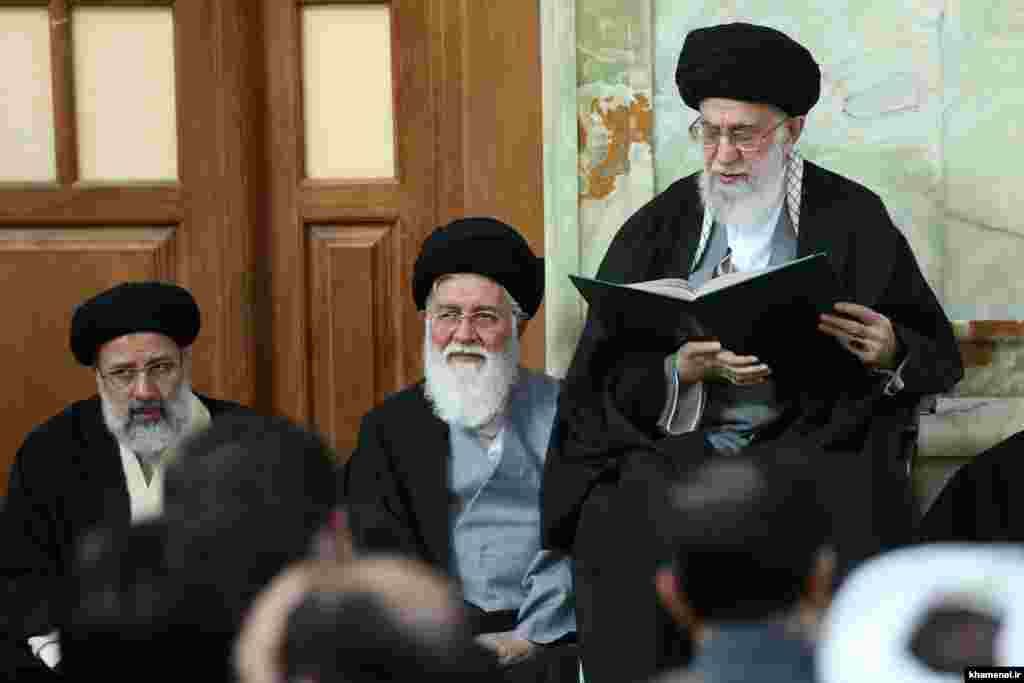 او پیشتر، در ۱۵ اسفند ۱۳۹۴ به&zwnj;همراه علی خامنه&zwnj;ای و احمد علم&zwnj;الهدی، پدر همسرش و از روحانیون بانفوذ مشهد، در مراسم خاکسپاری عباس واعظ طبسی حضور یافته بود، و از همین جا زمزمه&zwnj;هایی در مورد بخت او برای جانشینی رهبر جمهوری اسلامی شنیده شد. 