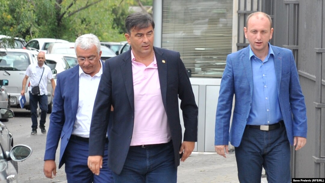 Poslanik Nebojša Medojević (u sredini) je u zatvoru gdje četvrti dan štrajkuje glađu, a Milan Knežević (desno) se nalazi u Skupštini od četvrtka jer mu takođe prijeti sprovođenje u zatvor