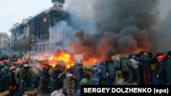 Гаряча фаза протистояння у центрі Києва 19 лютого 2014 року, під час Революції гідності. За день до цього почалися масові вбивства протестувальників силовиками. Наступного дня окремі протестувальники також візьмуть до рук зброю 