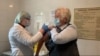 Вакцинація вже зменшила третю хвилю коронавірусу в окремих містах – експерти