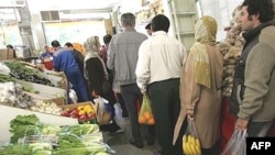 محمود بهمنی، رئیس بانک مرکزی ایران، در گزارشی که در مجمع عمومی بانک مرکزی قرائت کرد، گفت که ميزان رشد تورم در ايران، طی حدود يک سال گذشته بيش از ۲۴ درصد بوده است. (عکس:AFP)