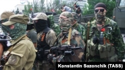 Бойовики російських гібридних сил під час мітингу проти проведення виборів президента України. Донецьк, 25 травня 2014 року