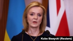 Транспортні засоби почнуть прибувати на схід України найближчими днями, повідомила міністр закордонних справ Ліз Трасс