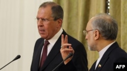 Алі Акбар Салегі (п) поруч із міністром закордонних справ Росії Сергієм Лавровим на прес-конференції в Тегерані 13 червня 2012 року