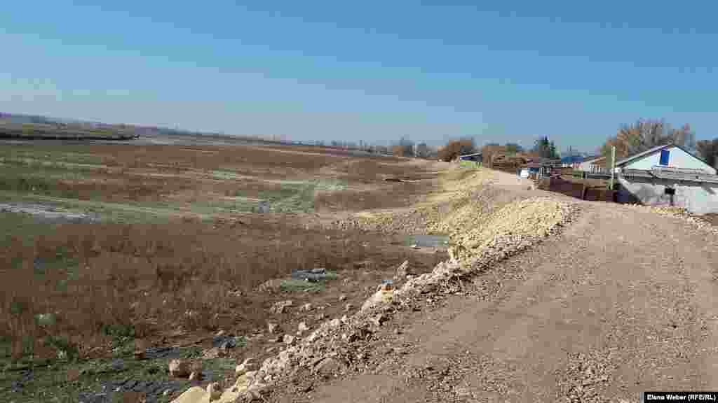Жергілікті билік өкілдерінің сөзіне қарағанда, ауылды көшіру мәселесі қаралып жатқан жоқ. Қазір ауылды қоршай тасқыннан қорғайды деген топырақ жал үйіп жатыр. Бірақ кейбір жерлерінде топырақ жал үйлердің іргесіне тым тақау үйілген. 