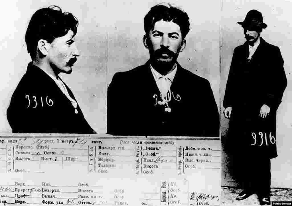 Фотографії з поліцейського досьє, зроблені на початку 1900-х років. На них зображений чоловік, який пізніше стане відомий як Йосип Сталін. ​У роки, коли були зроблені знімки, група революціонерів з оточення майбутнього радянського диктатора&nbsp;шокувала світ, здійснивши пограбування банку в центрі Тбілісі, убивши близько 40 осіб 