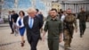 Президент України Володимир Зеленський і премʼєр-міністр Великої Британії Борис Джонсон (ліворуч) на Михайлівській площі у Києві, 17 червня 2022 року