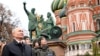 Президент Росії Володимир Путін бере участь у церемонії біля пам'ятника Мініну та Пожарському біля Кремля. 4 листопада 2020 року