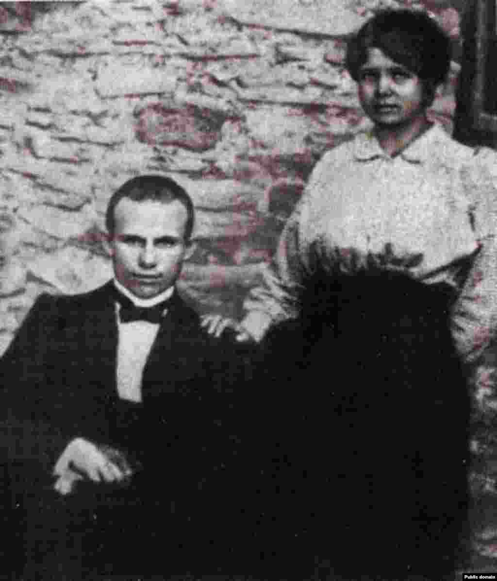Микита Хрущов зі своєю першою дружиною Єфросинією. 1916 рік. Через кілька років Єфросинія померла від тифу. Кар&#39;єра Хрущова пішла вгору, після смерті Сталіна він очолив Радянський Союз