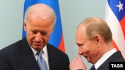 Джо Байден и Владимир Путин в 2011 году.