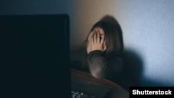 Зараз діє кілька гарячих ліній, де можна отримати юридичну та психологічну консультацію