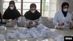 مقام‌های وزارت صنعت ایران روز پنجم اسفند اعلام کردند ۱۵ تولید‌کننده ماسک در کشور داریم که روزانه یک‌ونیم میلیون ماسک تولید می‌کنند. 