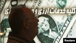 ریال ایران بار دیگر سقوط کرد و در مرحله‌ای، قیمت آن در بازار آزاد به حدود ۲۱ هزار ریال در برابر دلار آمریکا رسید.